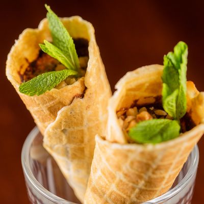 Вафельный рожок с вареной сгущенкой и орешки