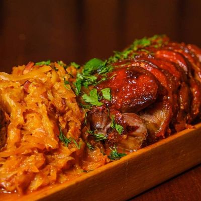 Рулька с капустой и картофелем